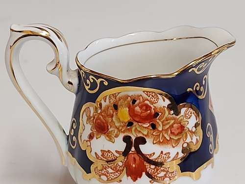 GORGEOUS AND ELEGANT VINTAGE ROYAL ALBERT BONE CHINA HEIRLOOM CREAMER IN MINT CONDITION