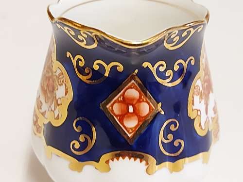 GORGEOUS AND ELEGANT VINTAGE ROYAL ALBERT BONE CHINA HEIRLOOM CREAMER IN MINT CONDITION