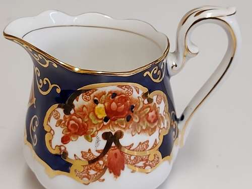 GORGEOUS AND ELEGANT VINTAGE ROYAL ALBERT BONE CHINA HEIRLOOM CREAMER IN MINT CONDITION
