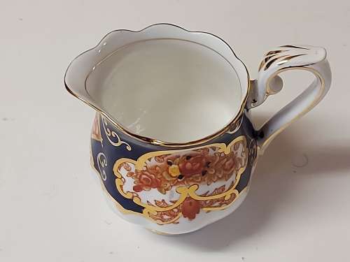 GORGEOUS AND ELEGANT VINTAGE ROYAL ALBERT BONE CHINA HEIRLOOM CREAMER IN MINT CONDITION