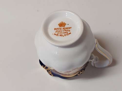 GORGEOUS AND ELEGANT VINTAGE ROYAL ALBERT BONE CHINA HEIRLOOM CREAMER IN MINT CONDITION