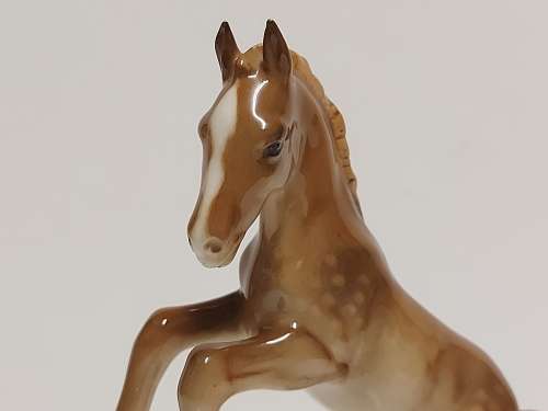 VINTAGE LORENZ HUTSCHENREUTHER KUNSTABTEILUNG GERMANY DAPPLED CHESTNUT PORCELAIN HORSE FIGURINE