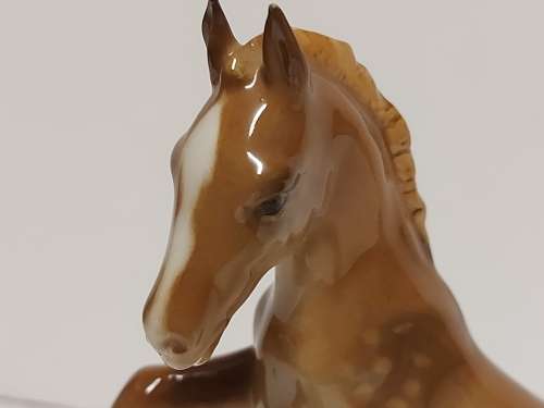 VINTAGE LORENZ HUTSCHENREUTHER KUNSTABTEILUNG GERMANY DAPPLED CHESTNUT PORCELAIN HORSE FIGURINE