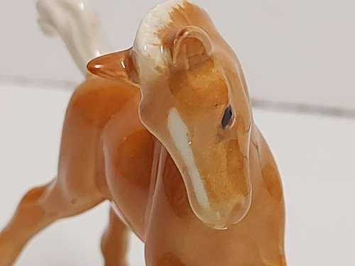 GORGEOUS VINTAGE BESWICK ENGLAND PLAYFUL FOAL FIGURINE