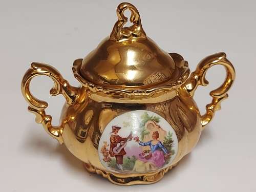 EXQUISITE VINTAGE BAVARIA GERMANY GOLD OVERLAY TWIN HANDLED, LIDDED SUGAR BOWL