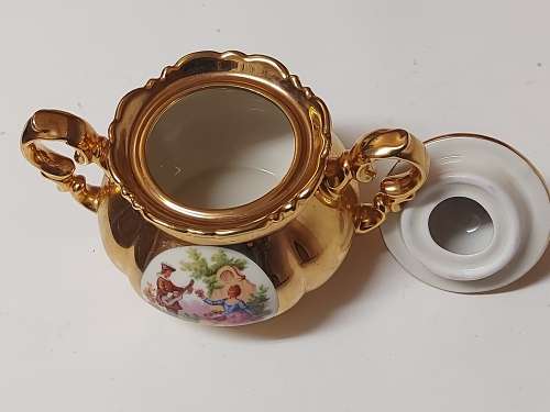 EXQUISITE VINTAGE BAVARIA GERMANY GOLD OVERLAY TWIN HANDLED, LIDDED SUGAR BOWL