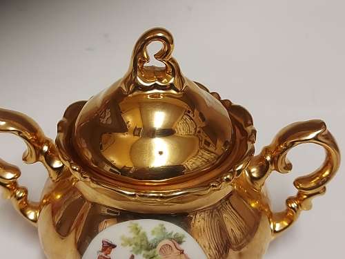 EXQUISITE VINTAGE BAVARIA GERMANY GOLD OVERLAY TWIN HANDLED, LIDDED SUGAR BOWL