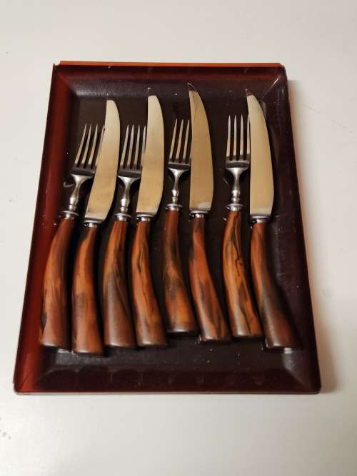VINTAGE JOHN TURTON AND CO BAKELITE HANDLED SET OF FOUR OF EACH STEAK KNIVES AND FORKS