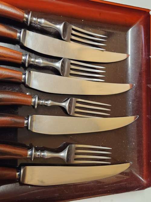 VINTAGE JOHN TURTON AND CO BAKELITE HANDLED SET OF FOUR OF EACH STEAK KNIVES AND FORKS