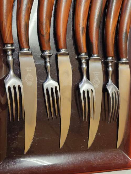 VINTAGE JOHN TURTON AND CO BAKELITE HANDLED SET OF FOUR OF EACH STEAK KNIVES AND FORKS