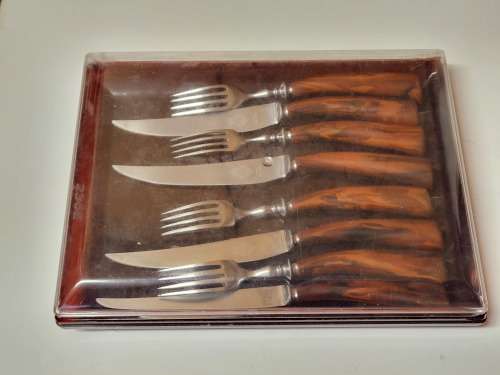 VINTAGE JOHN TURTON AND CO BAKELITE HANDLED SET OF FOUR OF EACH STEAK KNIVES AND FORKS