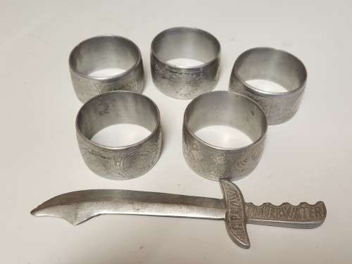 WORLD WAR II ITALIAN P.O.W SILVER METAL TRENCH ART, COMPRISING A SMALL DAGGER AND 5 SERVIETTE RINGS