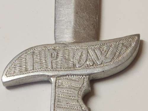 WORLD WAR II ITALIAN P.O.W SILVER METAL TRENCH ART, COMPRISING A SMALL DAGGER AND 5 SERVIETTE RINGS