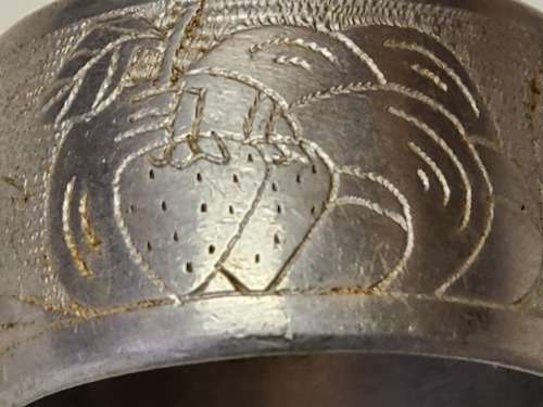 WORLD WAR II ITALIAN P.O.W SILVER METAL TRENCH ART, COMPRISING A SMALL DAGGER AND 5 SERVIETTE RINGS