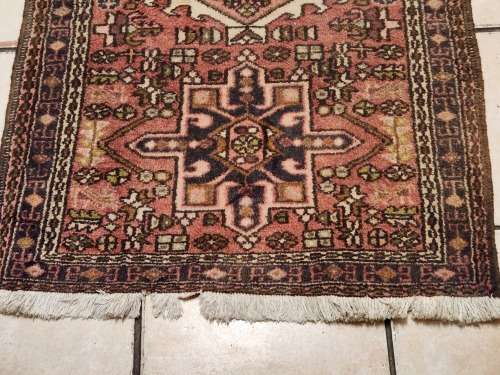 VINTAGE PURE WOOL, HAND WOVEN PERSIAN CARPET, MEASURING 1.14 METRE X 70 CM
