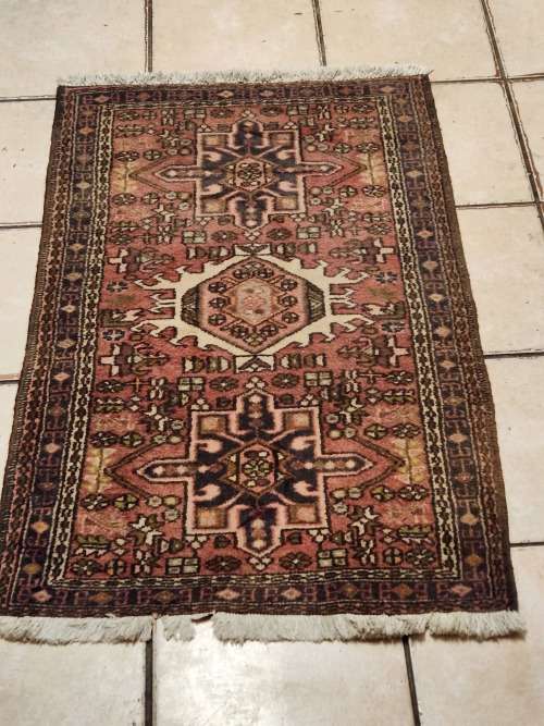 VINTAGE PURE WOOL, HAND WOVEN PERSIAN CARPET, MEASURING 1.14 METRE X 70 CM