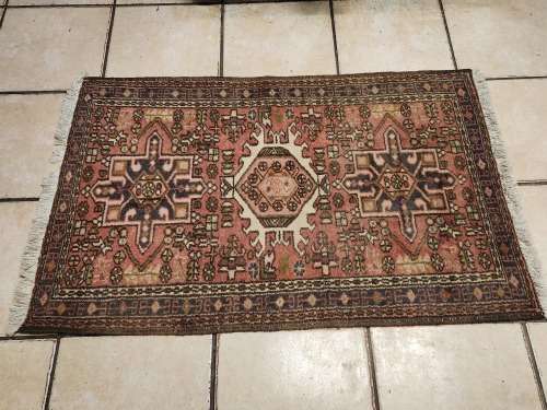 VINTAGE PURE WOOL, HAND WOVEN PERSIAN CARPET, MEASURING 1.14 METRE X 70 CM