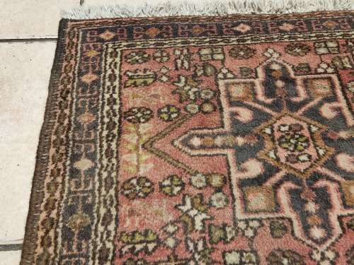 VINTAGE PURE WOOL, HAND WOVEN PERSIAN CARPET, MEASURING 1.14 METRE X 70 CM