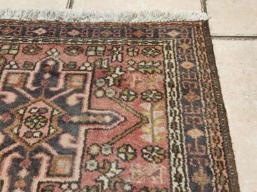 VINTAGE PURE WOOL, HAND WOVEN PERSIAN CARPET, MEASURING 1.14 METRE X 70 CM