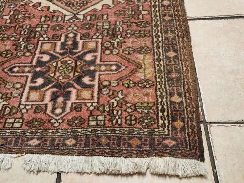 VINTAGE PURE WOOL, HAND WOVEN PERSIAN CARPET, MEASURING 1.14 METRE X 70 CM