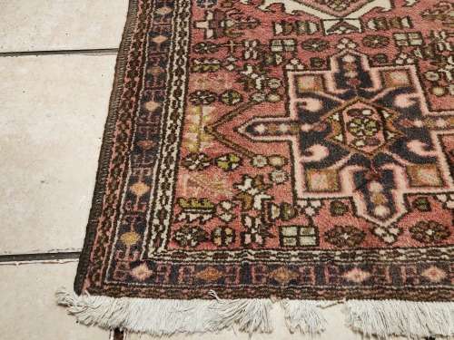 VINTAGE PURE WOOL, HAND WOVEN PERSIAN CARPET, MEASURING 1.14 METRE X 70 CM