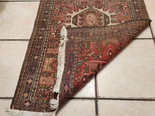 VINTAGE PURE WOOL, HAND WOVEN PERSIAN CARPET, MEASURING 1.14 METRE X 70 CM