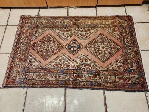 VINTAGE PURE WOOL HAND WOVEN BAKHTIARI PERSIAN RUG, MEASURING 1.24 METRE X 80 CM