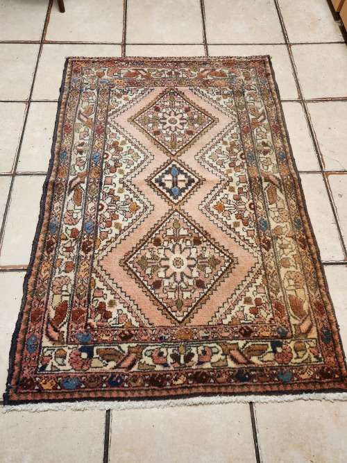 VINTAGE PURE WOOL HAND WOVEN BAKHTIARI PERSIAN RUG, MEASURING 1.24 METRE X 80 CM