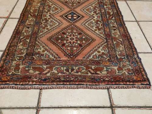 VINTAGE PURE WOOL HAND WOVEN BAKHTIARI PERSIAN RUG, MEASURING 1.24 METRE X 80 CM