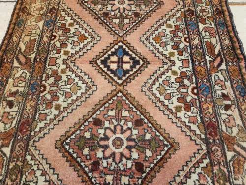 VINTAGE PURE WOOL HAND WOVEN BAKHTIARI PERSIAN RUG, MEASURING 1.24 METRE X 80 CM