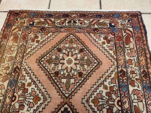 VINTAGE PURE WOOL HAND WOVEN BAKHTIARI PERSIAN RUG, MEASURING 1.24 METRE X 80 CM