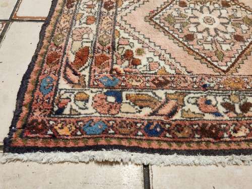 VINTAGE PURE WOOL HAND WOVEN BAKHTIARI PERSIAN RUG, MEASURING 1.24 METRE X 80 CM
