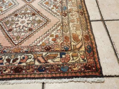 VINTAGE PURE WOOL HAND WOVEN BAKHTIARI PERSIAN RUG, MEASURING 1.24 METRE X 80 CM