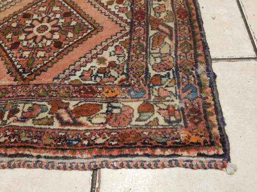 VINTAGE PURE WOOL HAND WOVEN BAKHTIARI PERSIAN RUG, MEASURING 1.24 METRE X 80 CM