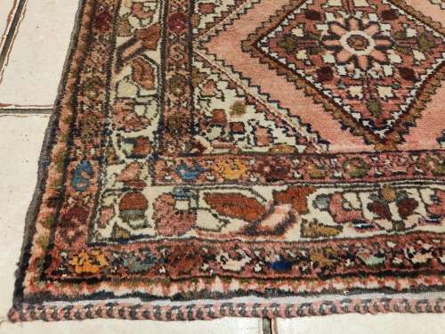 VINTAGE PURE WOOL HAND WOVEN BAKHTIARI PERSIAN RUG, MEASURING 1.24 METRE X 80 CM