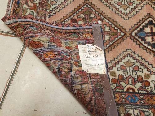 VINTAGE PURE WOOL HAND WOVEN BAKHTIARI PERSIAN RUG, MEASURING 1.24 METRE X 80 CM