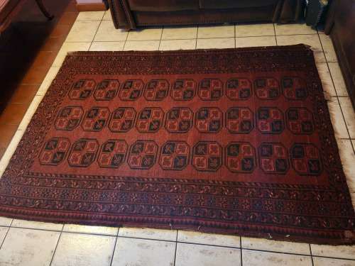 VINTAGE PURE WOOL HAND WOVEN MEDIUM-SIZED PERSIAN CARPET, MEASURING 1.95 X 1.34 METRE