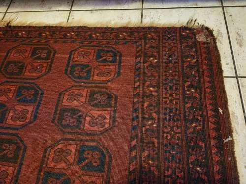 VINTAGE PURE WOOL HAND WOVEN MEDIUM-SIZED PERSIAN CARPET, MEASURING 1.95 X 1.34 METRE
