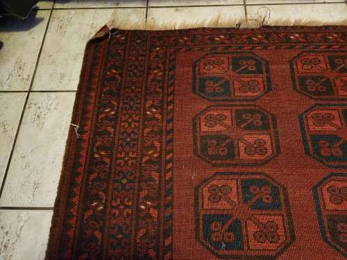 VINTAGE PURE WOOL HAND WOVEN MEDIUM-SIZED PERSIAN CARPET, MEASURING 1.95 X 1.34 METRE