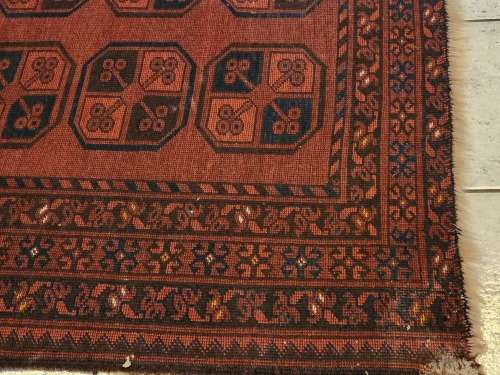 VINTAGE PURE WOOL HAND WOVEN MEDIUM-SIZED PERSIAN CARPET, MEASURING 1.95 X 1.34 METRE
