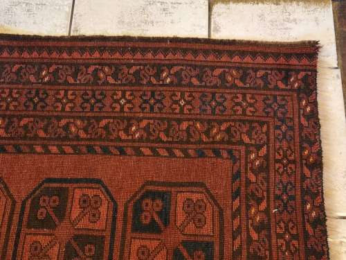 VINTAGE PURE WOOL HAND WOVEN MEDIUM-SIZED PERSIAN CARPET, MEASURING 1.95 X 1.34 METRE