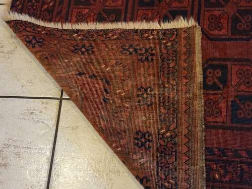 VINTAGE PURE WOOL HAND WOVEN MEDIUM-SIZED PERSIAN CARPET, MEASURING 1.95 X 1.34 METRE