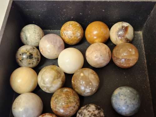 COLLECTION OF 37 HIGHLY POLISHED SEMI-PRECIOUS GEMSTONE SPHERES