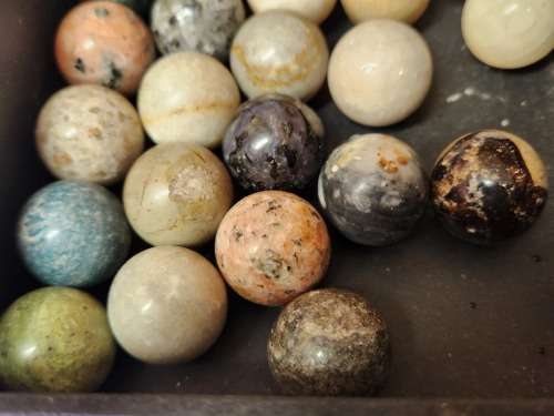 COLLECTION OF 37 HIGHLY POLISHED SEMI-PRECIOUS GEMSTONE SPHERES