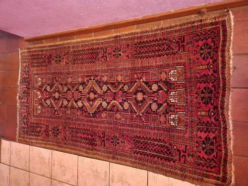 VINTAGE PURE WOOL, HAND WOVEN PERSIAN CARPET, MEASURING 1.90 METRE X 98 CM