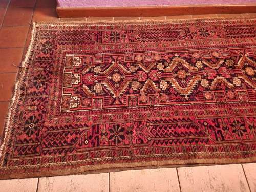 VINTAGE PURE WOOL, HAND WOVEN PERSIAN CARPET, MEASURING 1.90 METRE X 98 CM