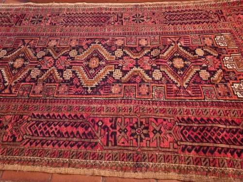 VINTAGE PURE WOOL, HAND WOVEN PERSIAN CARPET, MEASURING 1.90 METRE X 98 CM