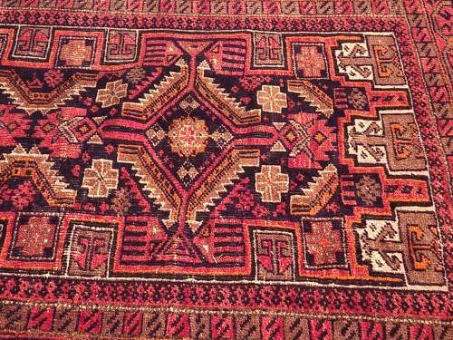 VINTAGE PURE WOOL, HAND WOVEN PERSIAN CARPET, MEASURING 1.90 METRE X 98 CM
