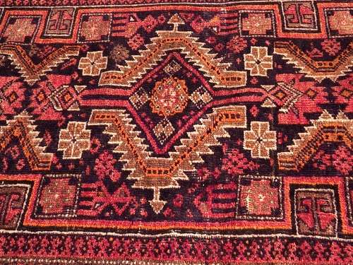 VINTAGE PURE WOOL, HAND WOVEN PERSIAN CARPET, MEASURING 1.90 METRE X 98 CM