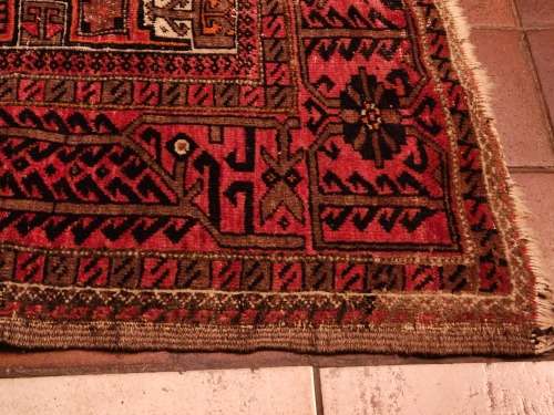 VINTAGE PURE WOOL, HAND WOVEN PERSIAN CARPET, MEASURING 1.90 METRE X 98 CM